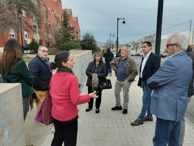Alcalde i veïns en la visita al barri del Castellar