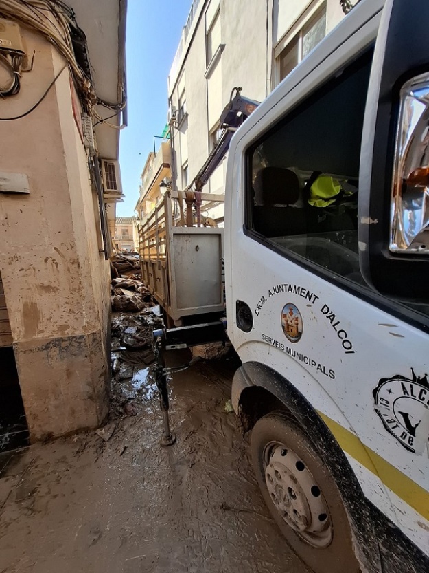 Maquinària d'Alcoi ajudant en la neteja viària