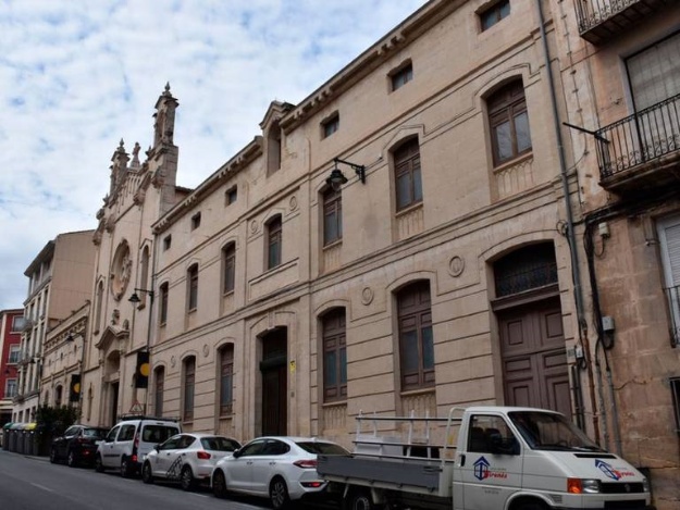Fachada del edificio del antiguo asilo, en el Camí, 40