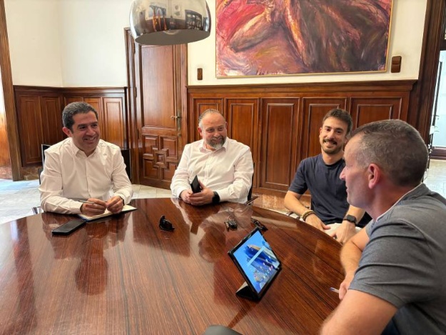 Assistents a la reunió: Ajuntament d'Alcoi, penyes i CD. Alcoyano.