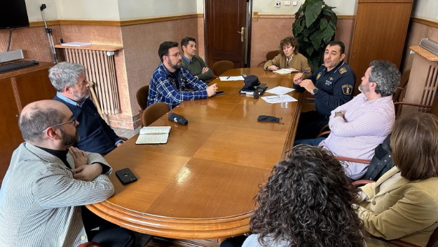 Assistents a la reunió de seguretat dels comerciants