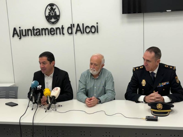 Assistents a la roda de premsa de la Policia Nacional