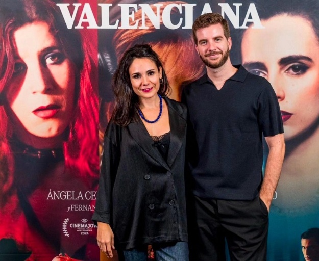 Jordi Núñez posa davant del cartell de 'Valenciana'