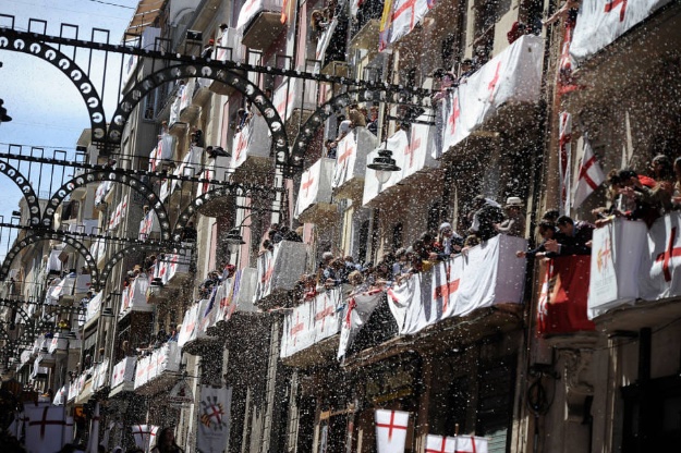 Carrer de Sant Nicolau con la Enramada y balcones con la cruz de San Jorge