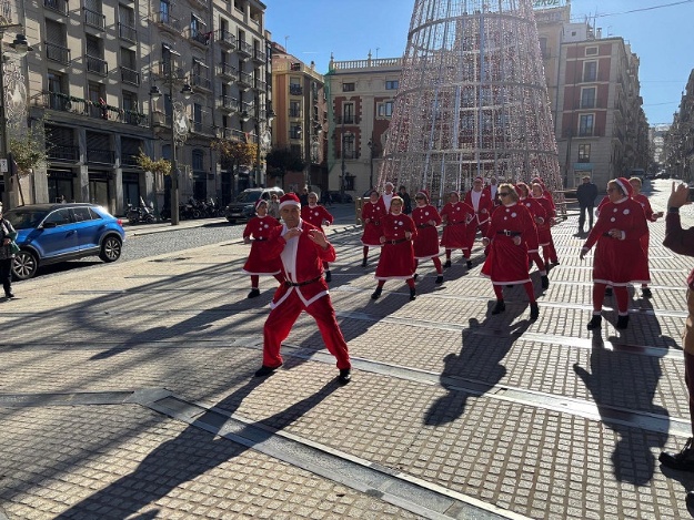 Ball de l'alumnat de les Aules de Majors en la Plaça d'Espanya