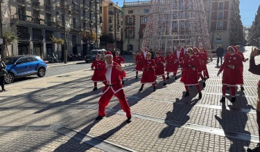 Ball de l'alumnat de les Aules de Majors en la Plaça d'Espanya