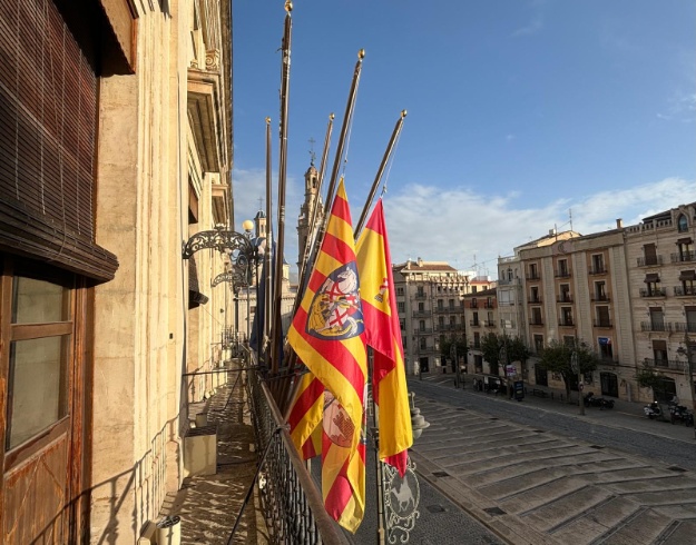 Banderes de l'Ajuntament d'Alcoi a mitja asta