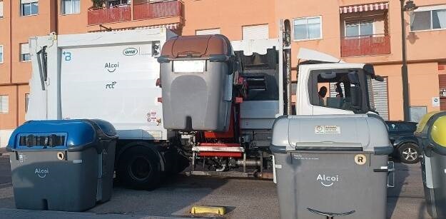 Camión de recogida de residuos orgánicos haciendo su trabajo