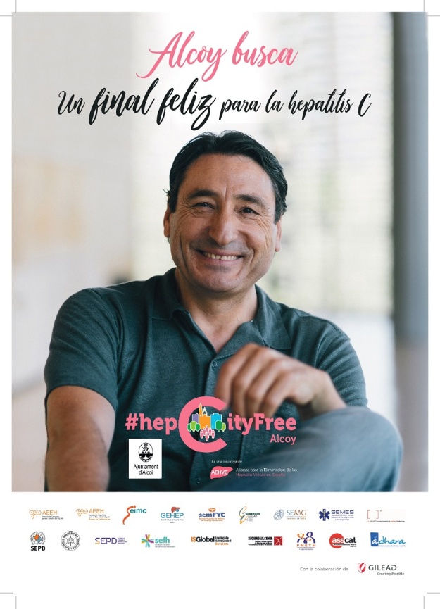 Cartell del Dia Mundial de l'Hepatitis C amb una foto de l'actor Carmelo López somrient en primer pla i amb el lema "Alcoy busca un final feliz para la hepatitis C"