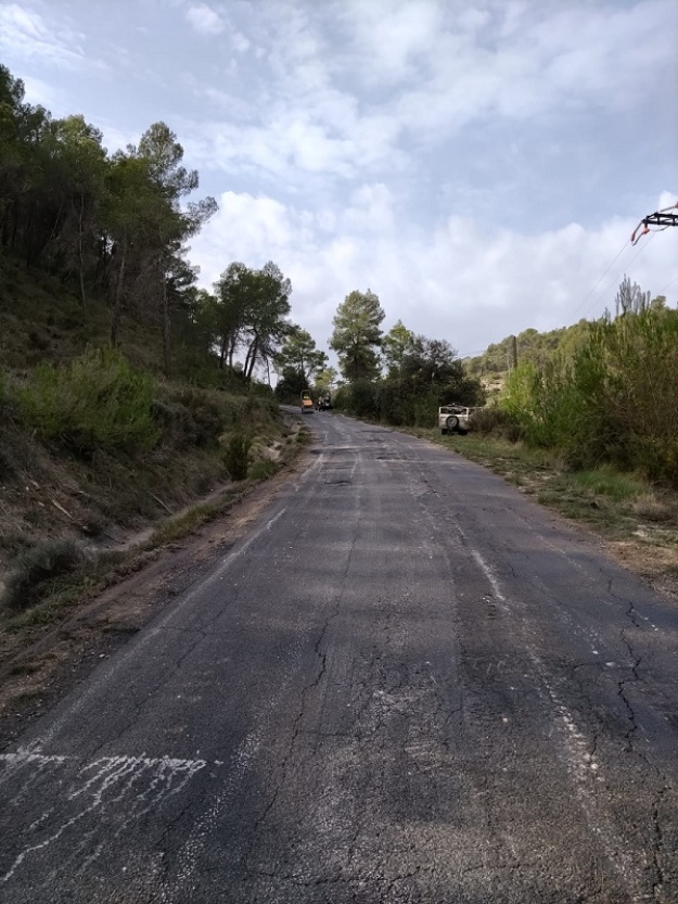 Maquinària reparant el camí de les Casetes de Vilaplana
