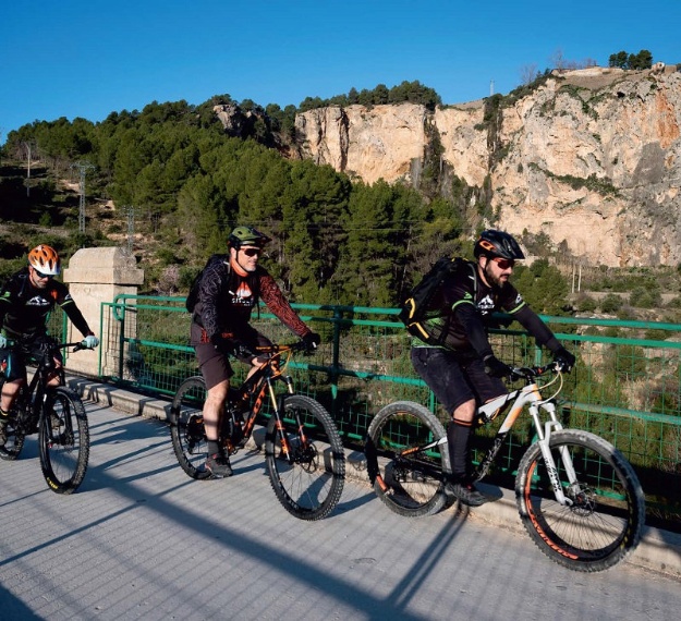 Ciclistes en un dels ponts de la Via Verda