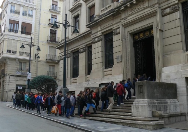 Estudiants entrant en el centre cultural Mario Silvestre
