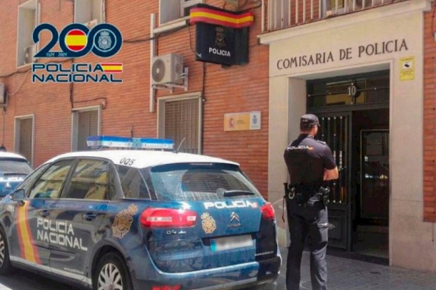 Fachada de la Comisaría de la Policía Nacional de Alcoy con un guardia y un coche delante