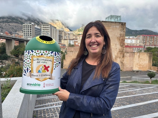 La regidora Teresa Sanjuán amb el mini contenidor de vidre