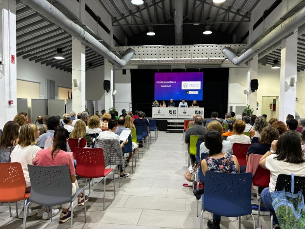 Vista de la sala durante la conferencia de Ferran Suay en el Àgora