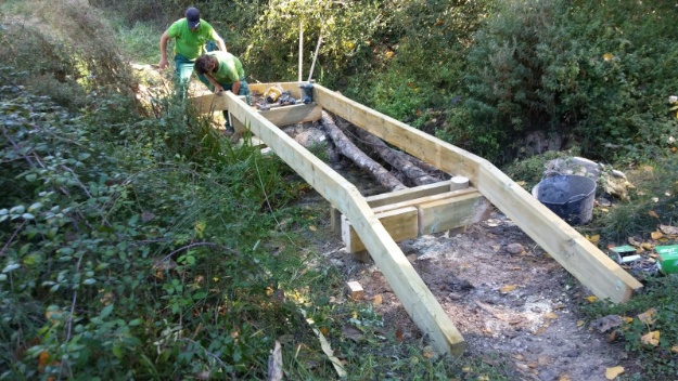 Foto de dos operarios trabajando en la construcción de una pasarela en el Racó de Sant Bonaventura