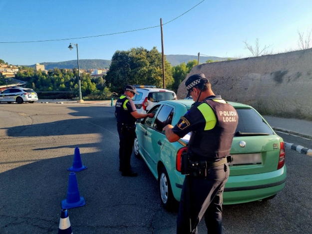 Dos agentes de la Policía Local en un control de alcoholemia