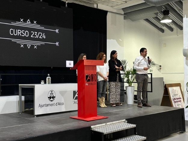 Bienvenida del alcalde y la concejala de Gent Gran al nuevo curso 2024 d'Aules de Gent Gran en l'Àgora