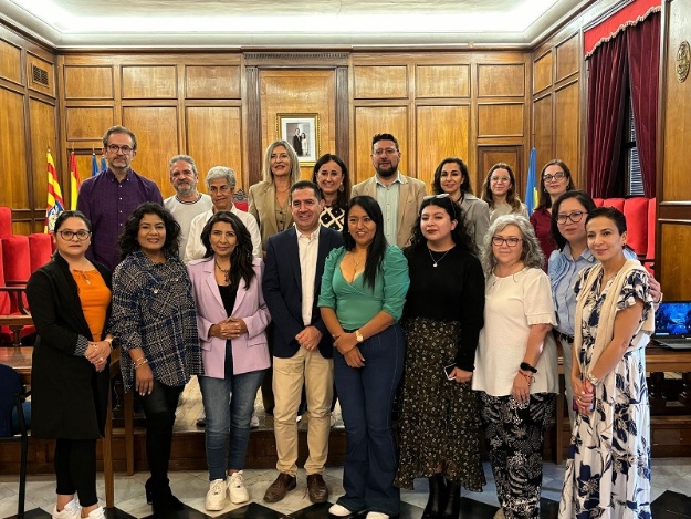 Delegació de l'Equador a Alcoi acompanyada per l'alcalde i altres membres del Consistori en la Sala de Plens