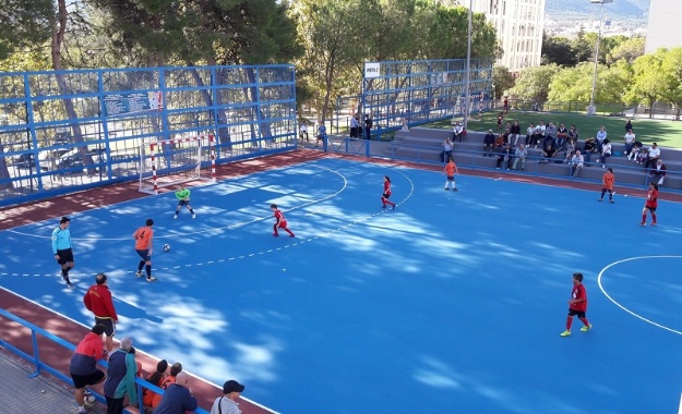 Esportistes en la nova pista del Poliesportiu de Caramanxel