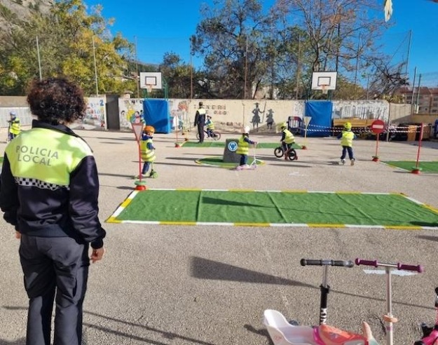 Xiquets practicant educació viària
