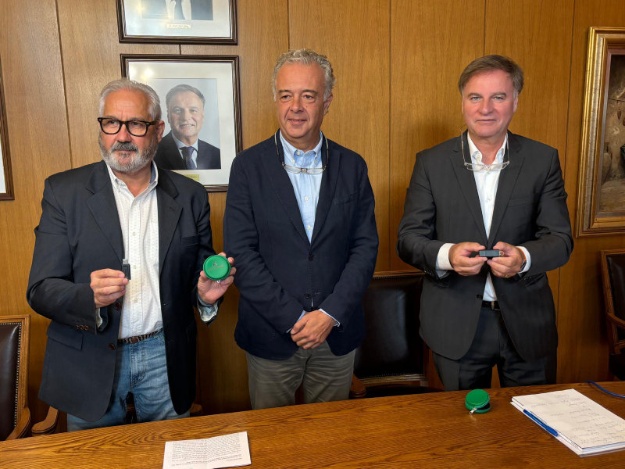 Entrega de una copia digitalizada del archivo de la Real Fábrica de Paños de Alcoy