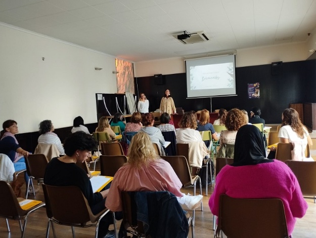 Sala d'actes del Centre Social de la Zona Nord amb aforament complet durant la sessió