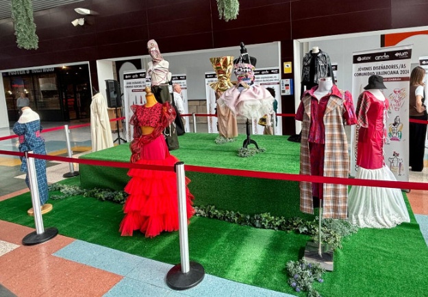 Exposició de la Setmana de la Moda 2024 en el Centre Comercial Alzamora
