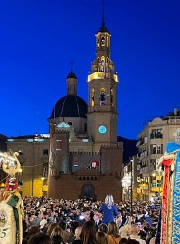 Plaça d'Espanya durante la interpretación del 'Himne d'Alcoi' el Dia dels Músics 2024