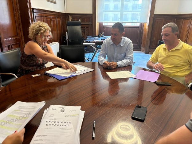 Toni Francés en la firma de la adquisición de los campos de fútbol