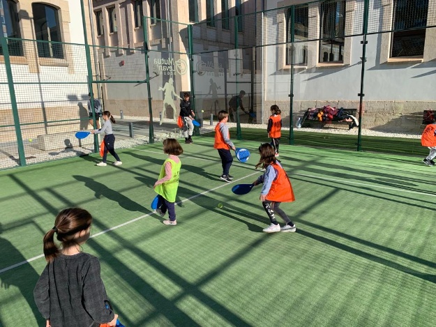 Nadal Esportiu 2022, xiquets jugant al pàdel en el Complex Esportiu Municipal Eduardo Latorre