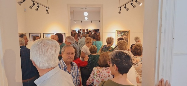 Foto de la sala i assistents de la inauguració de l'exposició de Gent Gran