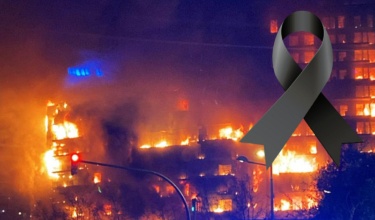 Muntatge fotogràfic de l'edifici de València en flames amb un crespó negre de dol