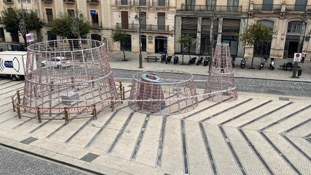 Foto de l'estat actual del muntatge de l'arbre de Nadal de la Plaça d'Espanya