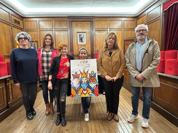 Les components del jurat i el regidor posen amb el cartell guanyador en la Sala de Plens de l'Ajuntament d'Alcoi
