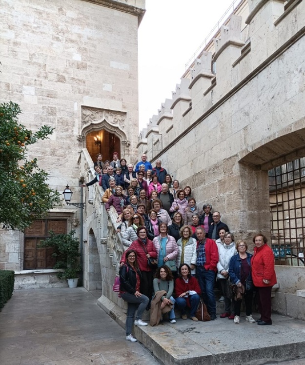 Grup de persones de Gent Gran d'Alcoi fotografiades en l'escala del pati de la Llotja de València