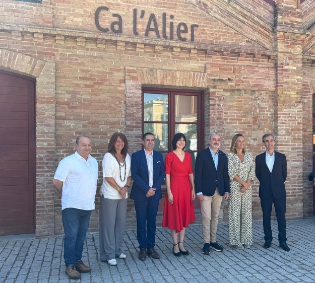 La ministra de Ciencia junto a los alcaldes de Barcelona y Alcoy y el resto de participantes en la mesa redonda