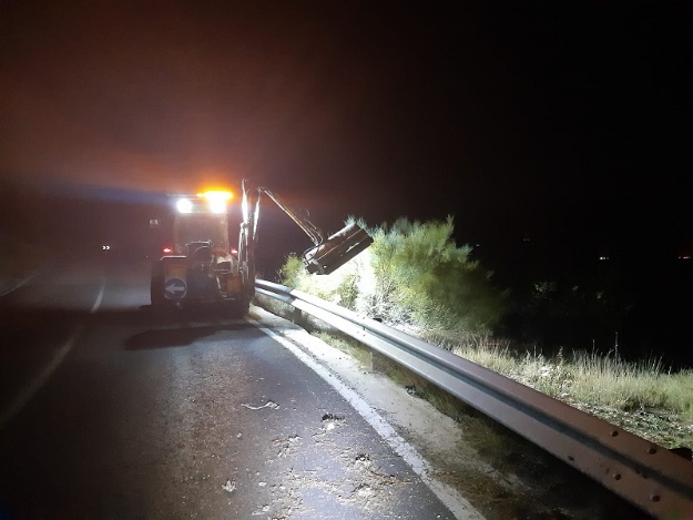 Máquina trabajando en la mejora del mantenimiento de los accesos a la ciudad