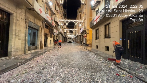 Neteja nocturna del carrer de Sant Nicolau durant les Festes de Moros i Cristians