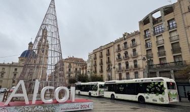 Autobús eléctrico del transporte urbano de Alcoy circulando por la Plaça d'Espanya