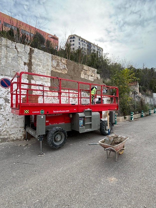 Operarios trabajando en las obras del aparcamiento de La Beniata