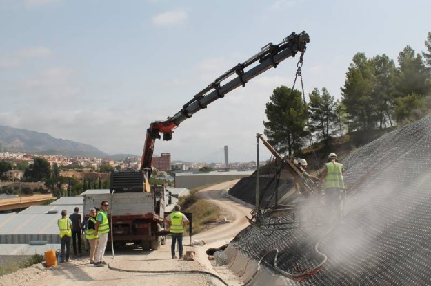 Operaris treballant en un polígon d'Alcoi