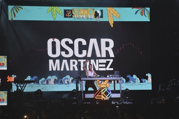 Oscar Martinez pinchando en Los 40 Summer