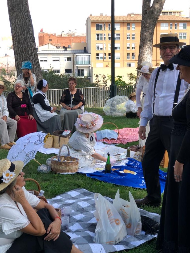 Foto de diferentes personas en la Glorieta con indumentaria, objetos y utensilios modernistas