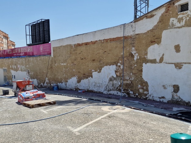 Obras de pintura exterior del Camp Municipal del Collao