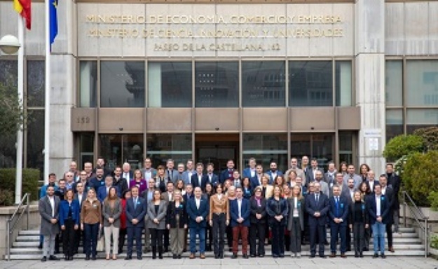 Miembros del Pleno anual de la Red Innpulso celebrado en el mes de febrero en la puerta del Ministerio de Economia, Comercio y Empresa