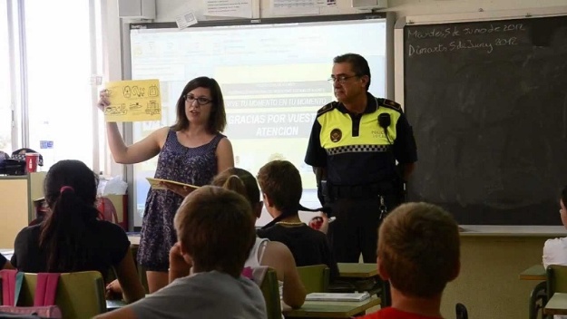 Policía local en un centro educativo