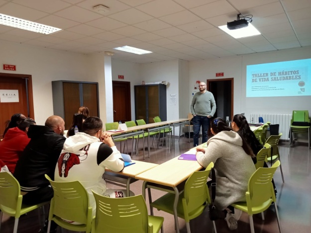 Psicòleg impartint el taller