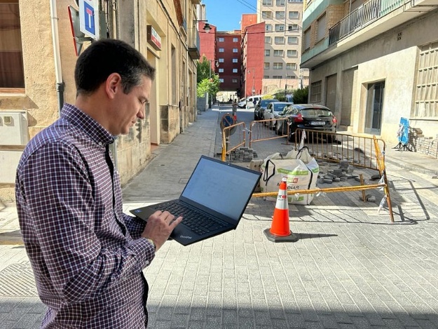 Un técnico trabajando con un ordenador en el marco del Sanbox Urbà d'Alcoi