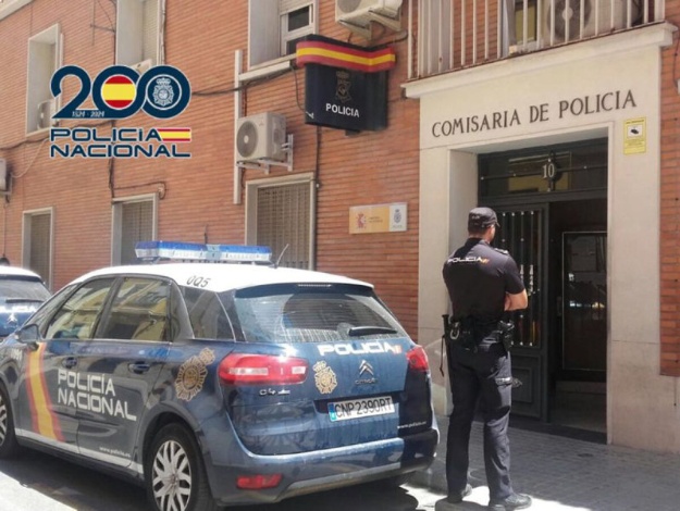 Puerta de la comisaría de la policía nacional
